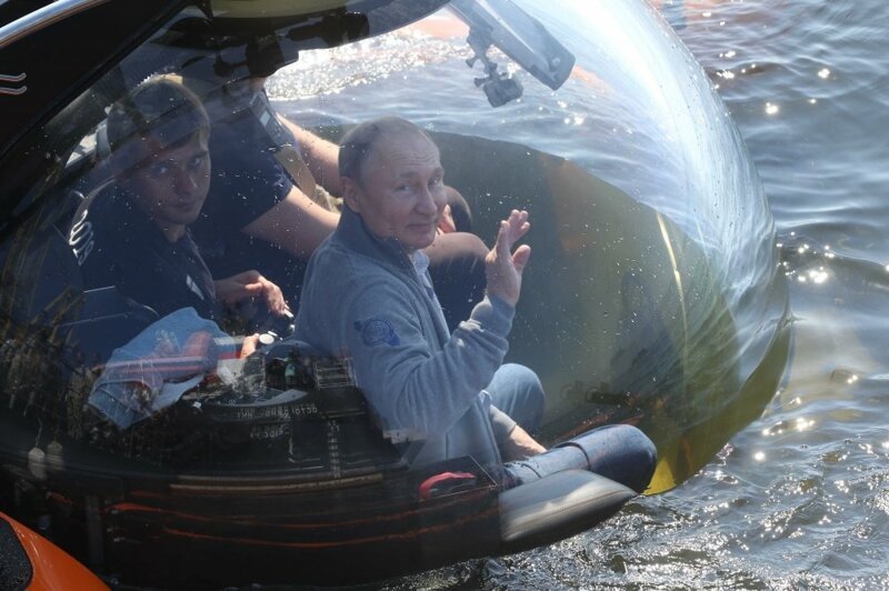 Путин опустился на дно Финского залива, чтобы осмотреть затонувшую подводную лодку