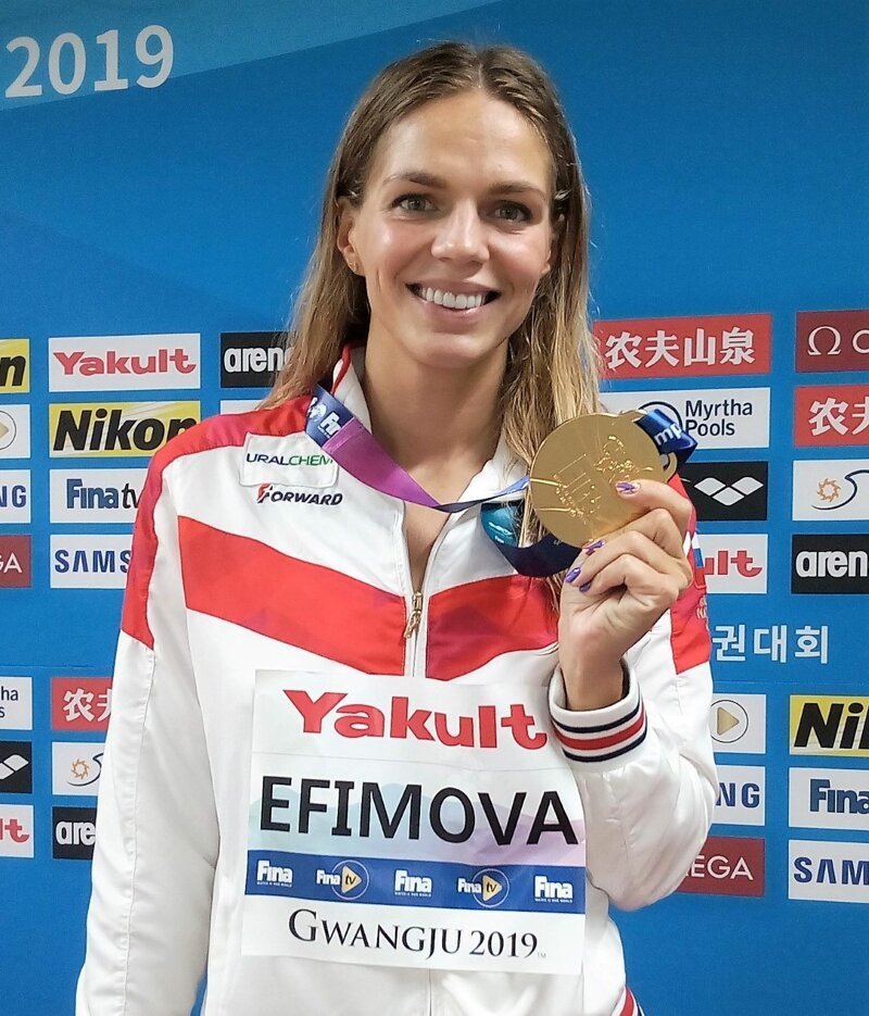 Ранее россиянка Юлия Ефимова также выиграла золото, преодолев дистанцию 200 метров брассом.