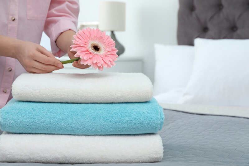 Почему не дарят полотенца. Дарить полотенце примета. Полотенца выдаются. Как красиво подарить полотенце. Цветы положить на подушку.