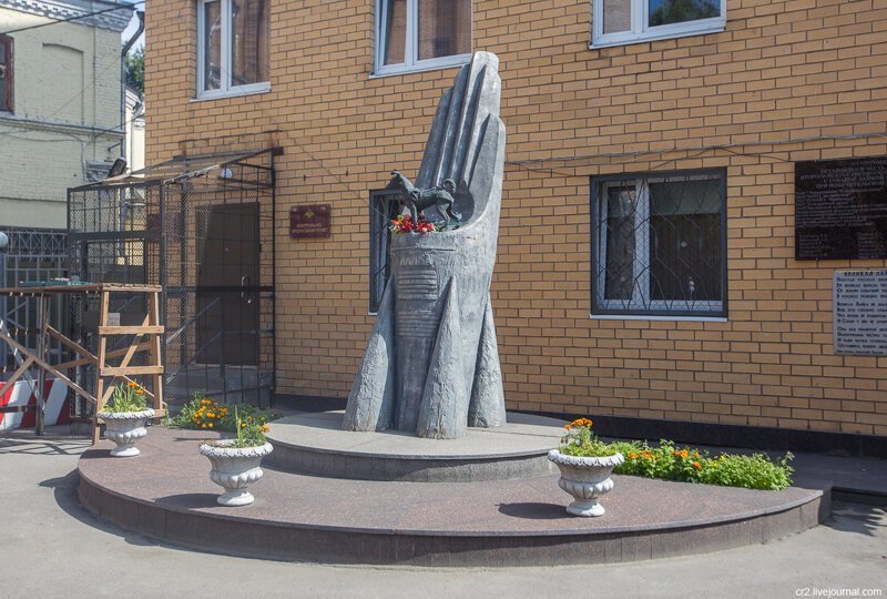 Москва. Памятник собаке Лайке - самому первому космонавту
