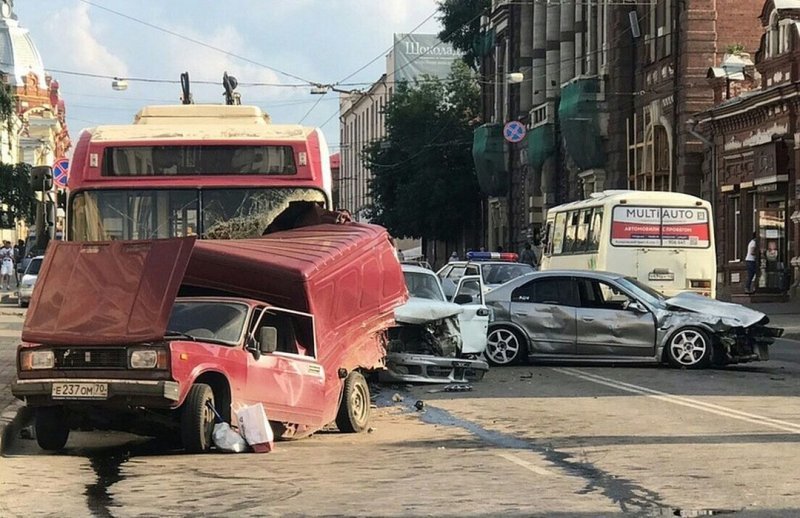 Авария дня. Лихач устроил массовое ДТП в центре Томска