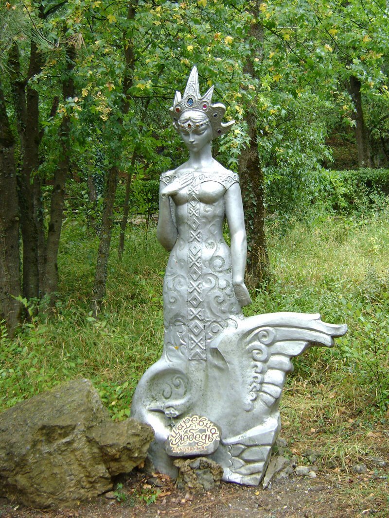 «Поляна сказок» — уникальный детский музей скульптур на сказочную тематику под открытым небом