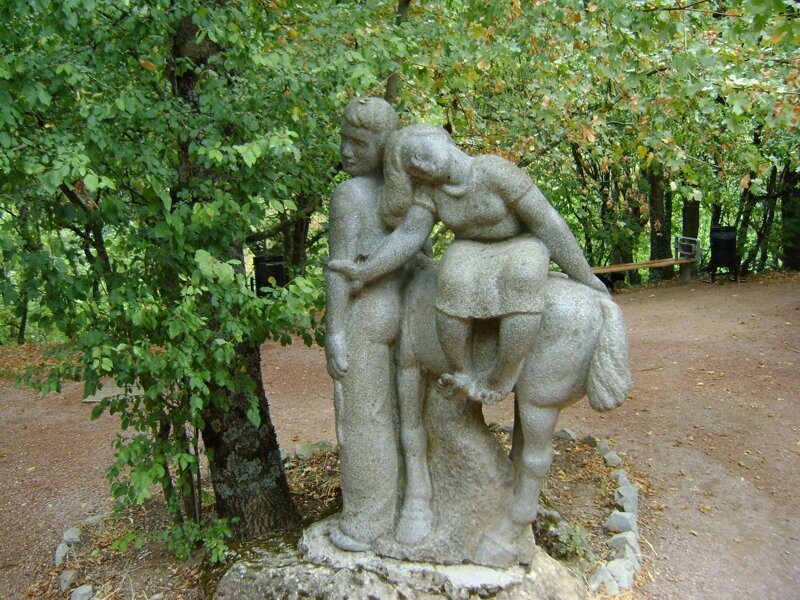 «Поляна сказок» — уникальный детский музей скульптур на сказочную тематику под открытым небом