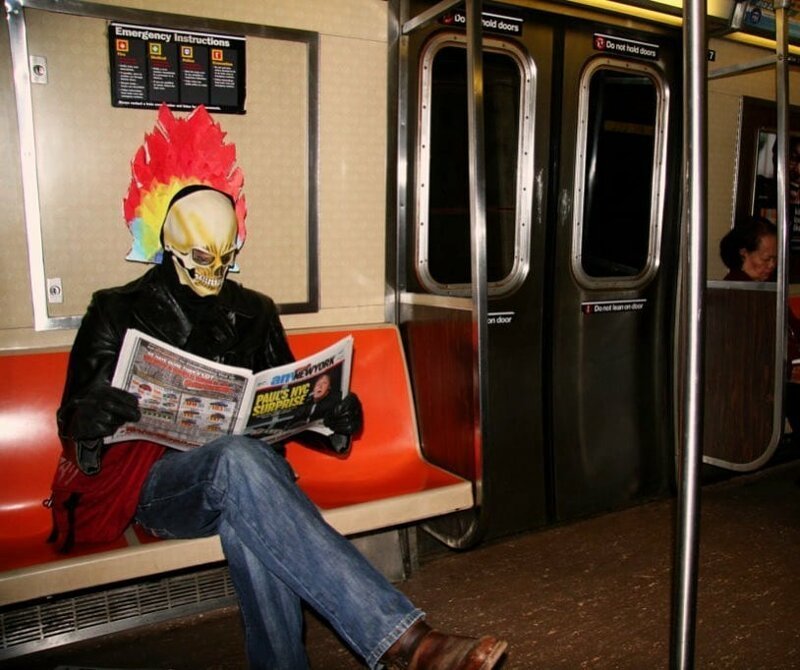 3. Ночное метро перевозит необычных пассажиров