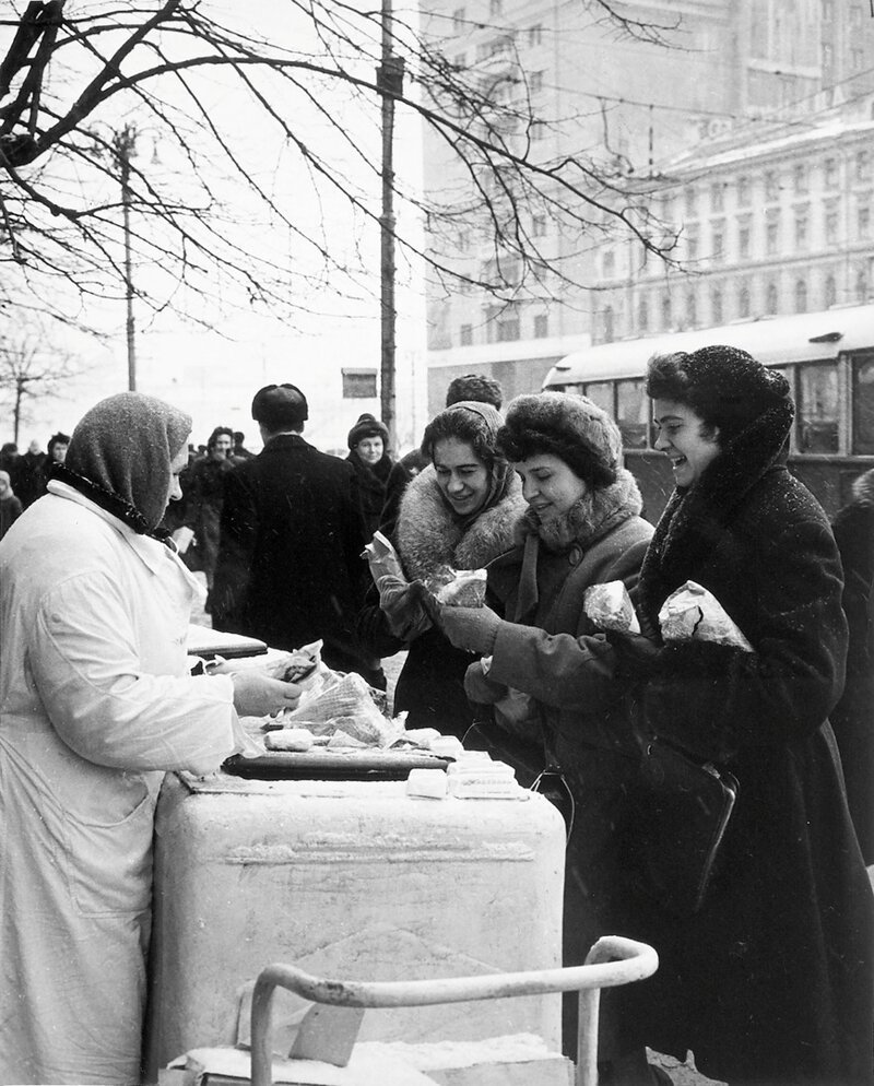 Продажа мороженого в Москве, 1962 год