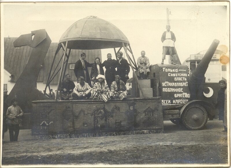 1930-е гг. Представители Средней Азии на параде на комбайне в виде металлического верблюда