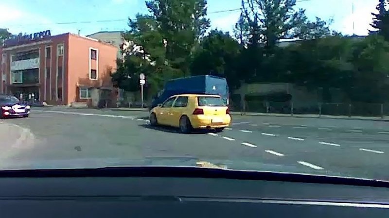 Полное видео погони ДПС за желтым VW Golf. Нарушитель до сих пор в розыске
