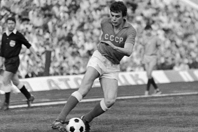 Футболист сборной СССР боялся испачкать модные джинсы. Это стоило ему жизни