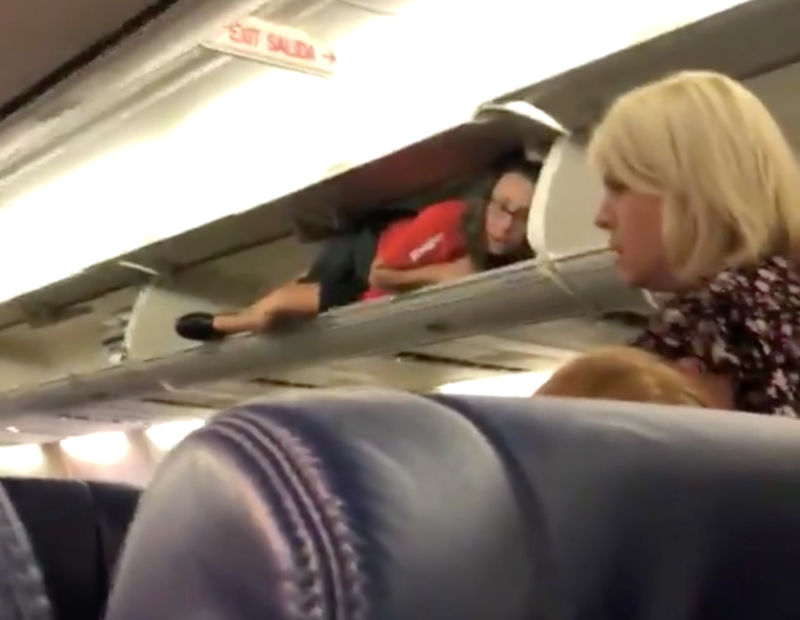 «Решила пошутить»: стюардесса спряталась на багажной полке перед вылетом