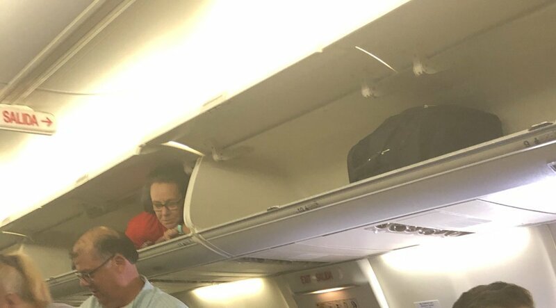«Решила пошутить»: стюардесса спряталась на багажной полке перед вылетом