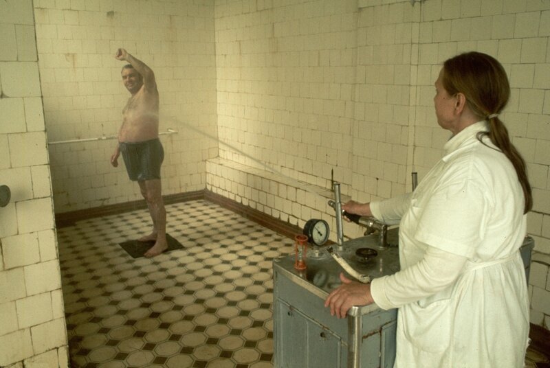 Мужчина проходит курс водных процедур в черноморском санатории, Гагры, 1974 год