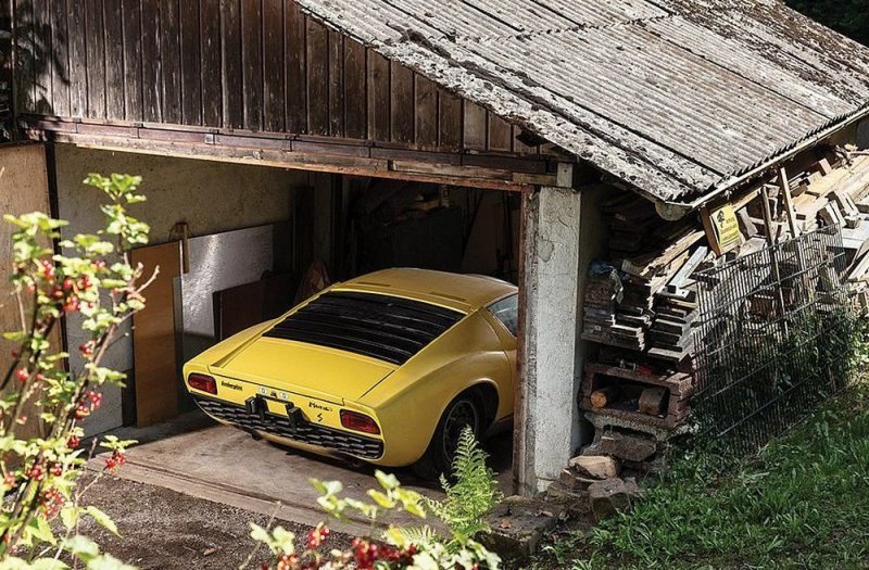 Первым владельцем авто был Вальтер Беккер из Нюрнберга, спустя 3 года машину продали Хансу Петеру Веберу. Он выезжал на Lamborghini Miura очень редко и по важным случаям, чтобы сохранить авто в идеальном состоянии.