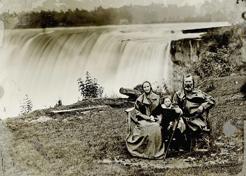 5. Семейное фото у Ниагарских водопадов, 1855