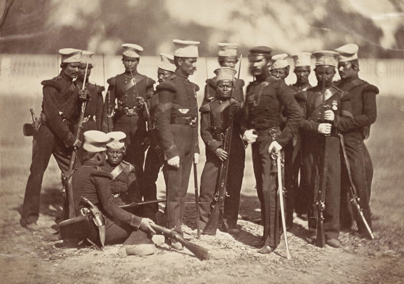 33. Группа солдат гурского полка с британским офицером во время Индийского мятежа или Восстания сипаев, 1857
