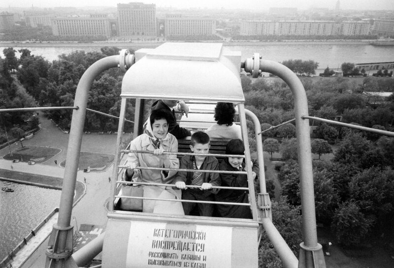 На колесе обозрения в Парке Горького, Москва, 1963 год