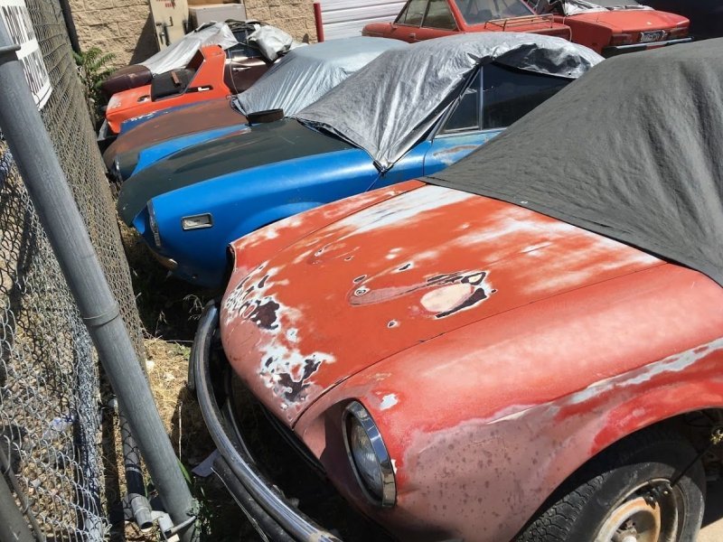 Дилер распродаёт старые и сломанные автомобили за бесценок