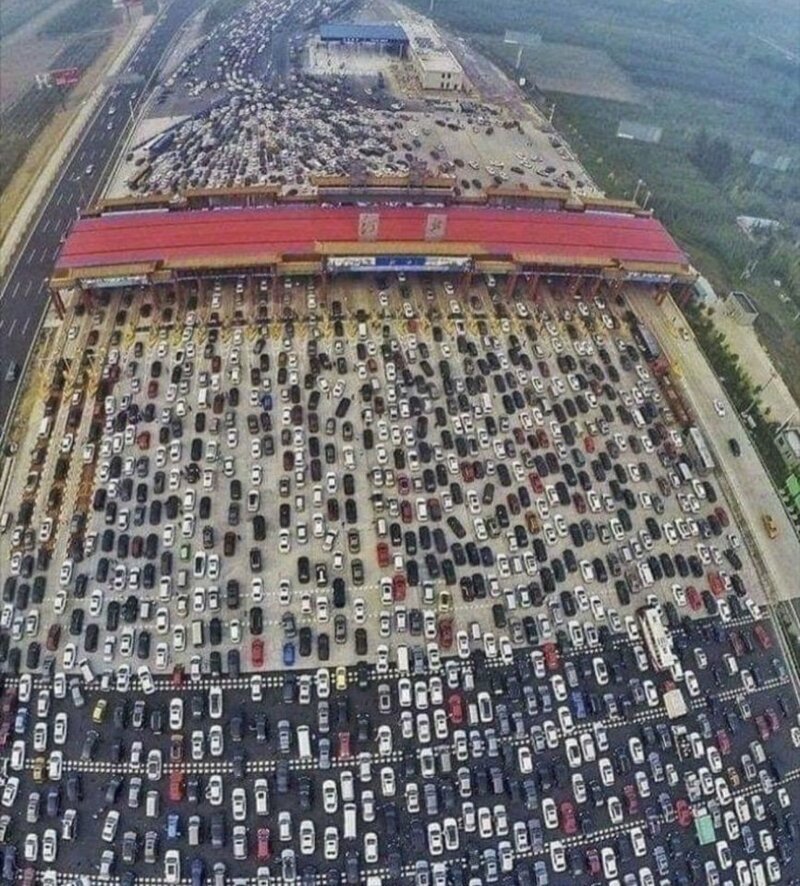 Это китайское 50-ти полосное шоссе - и пробка в несколько десятков километров из-за его ремонта