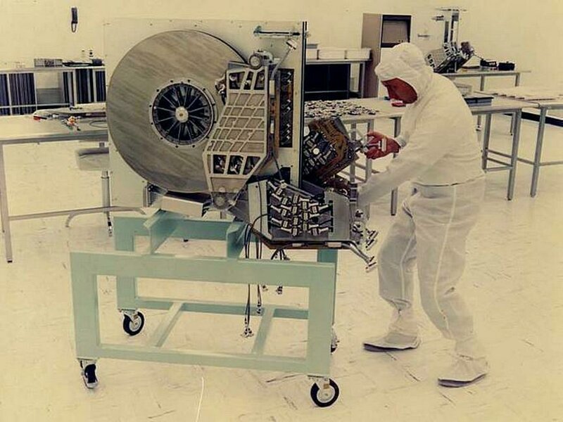 14. Вот вам 250 мегабайтный жесткий диск в 1979 году.