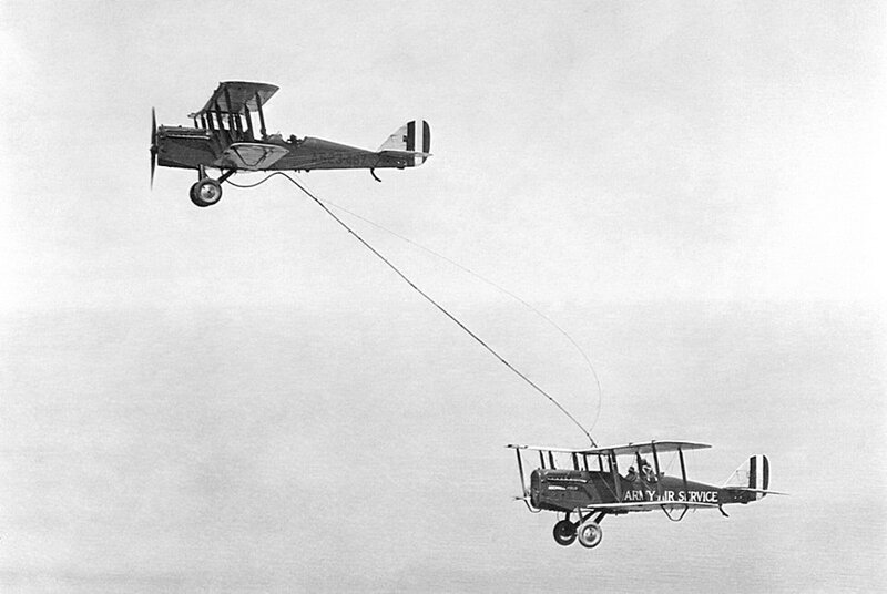 16. Первая воздушная дозаправка произошла в 1923 году.