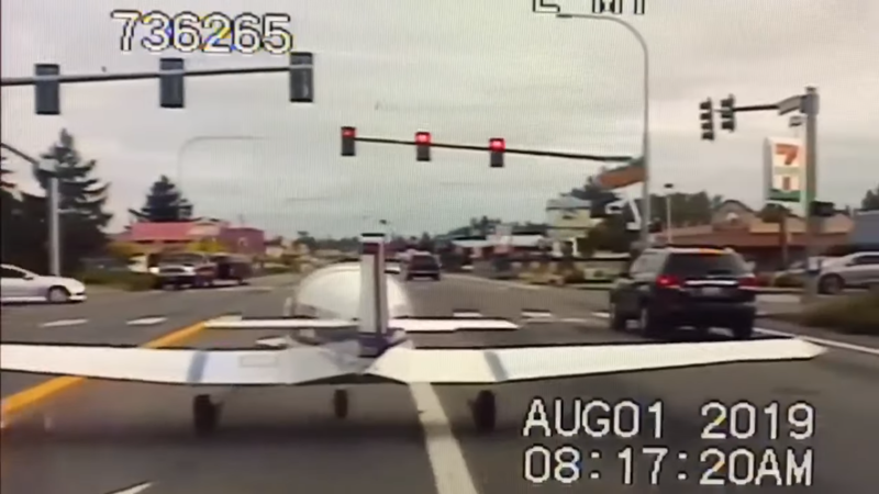 В Америке неисправный самолет приземлился на дорогу: видео