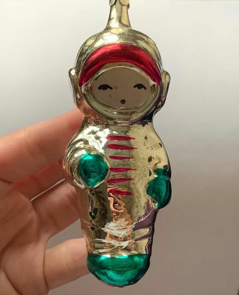 А вот в России ценятся и чаще всего попадаются советские елочные игрушки, например, такой вот космонавт