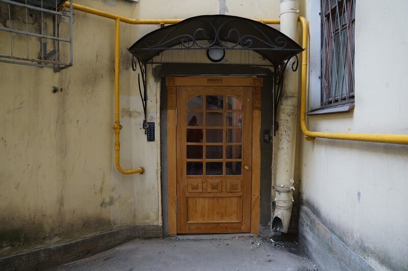 Петербуржцы восстановили двери исторического здания на свои деньги