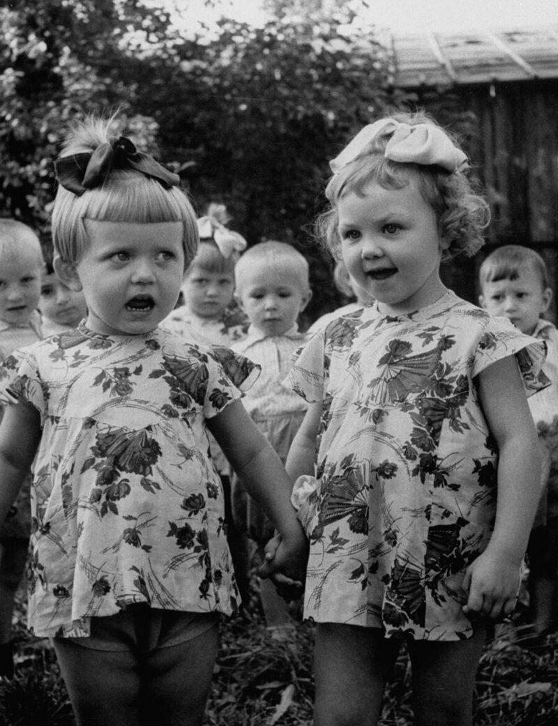 Две девочки поют в детском саду
