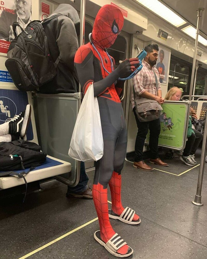 Забавные костюмы в метро