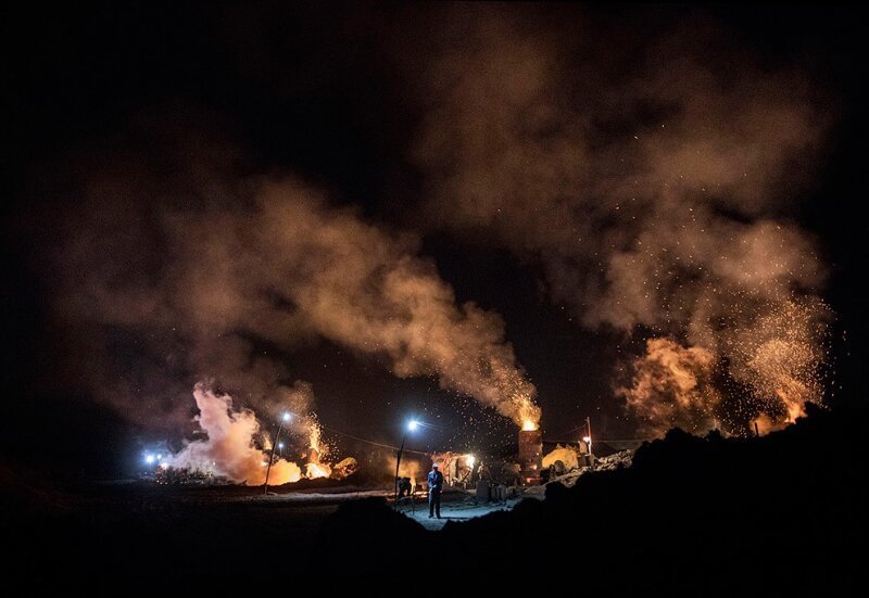  Так выглядит работа подпольного сталелитейного завода ночью.