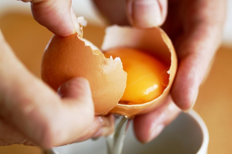 Как правильно разбить сырое яйцо о стол