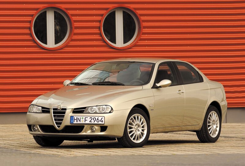 Производство Alfa Romeo 156 началось в 1996 г., а рестайлинг провели в 2003-м