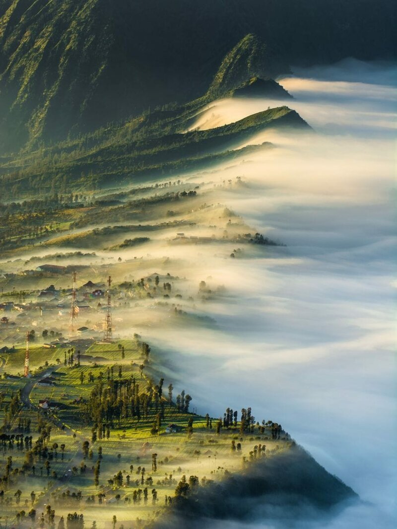  9. Когда солнце встает, туман медленно исчезает. Индонезия