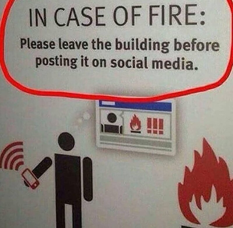 6. Реально полезная надпись для зависимых от соцсетей. Сначала снимают, только затем выбегают из горящего здания, а ведь надо наоборот!