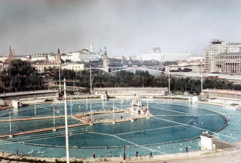 В послевоенные годы проект возобновлять не стали, а вместо Дворца был выстроен самый большой зимний бассейн на открытом воздухе, а позже, в 90-х годах, восстановлен храм