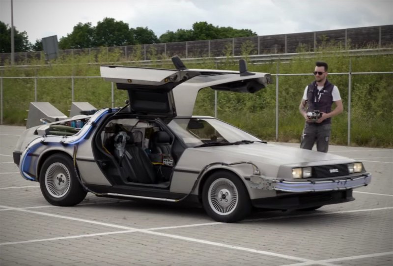 Копия DeLorean из «Назад в будущее», управляемая с помощью пульта дистанционного управления