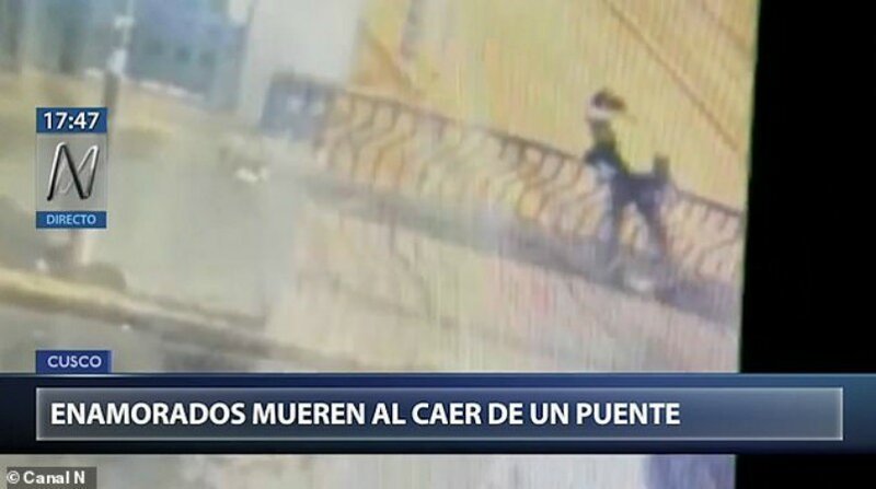 В Перу влюбленная пара упала с моста во время поцелуя