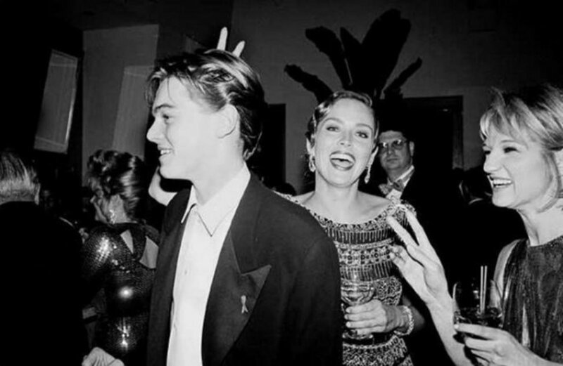 Шэрон Стоун и Эллен Баркин дразнят 19-летнего Леонардо Ди Каприо на вечеринке Vanity Fair в рамках вручения премии «Оскар», 1994 г.