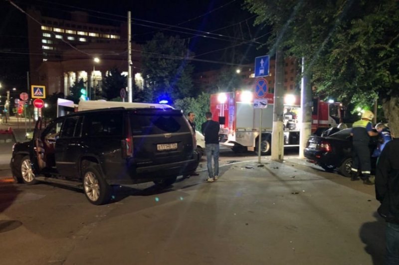 Авария дня.  В Волгограде женщина протаранила на перекрестке Cadillac Escalade