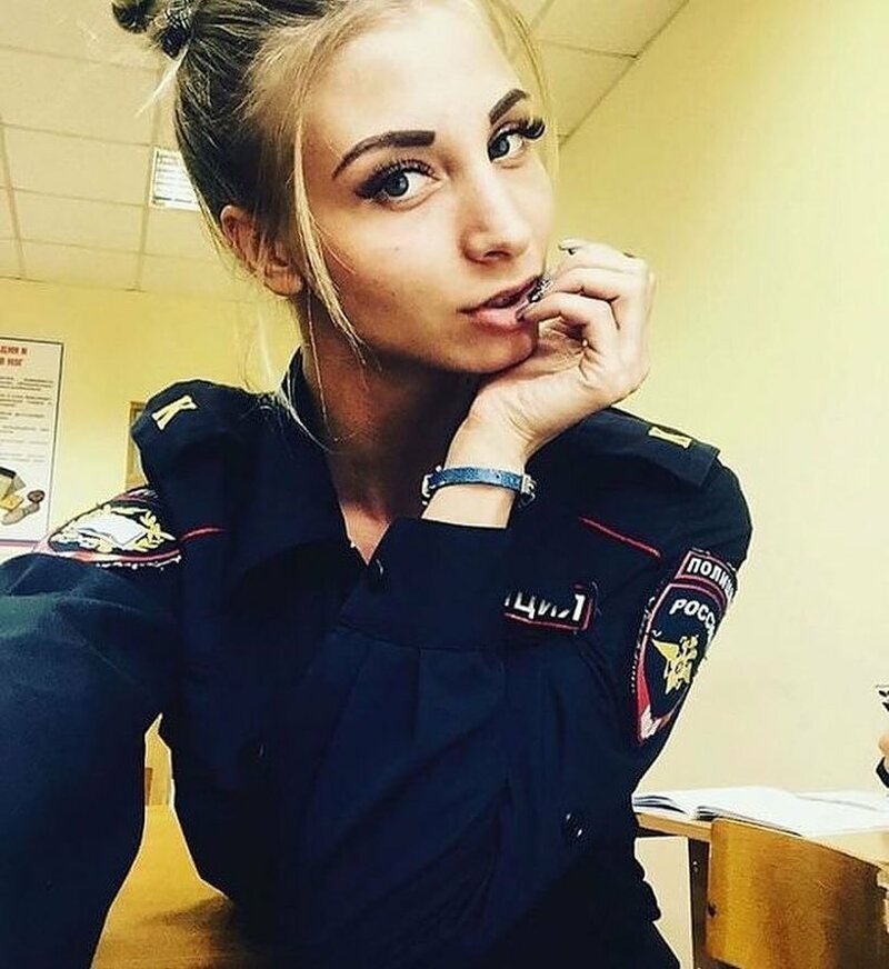 Красавица полицейский с наручниками