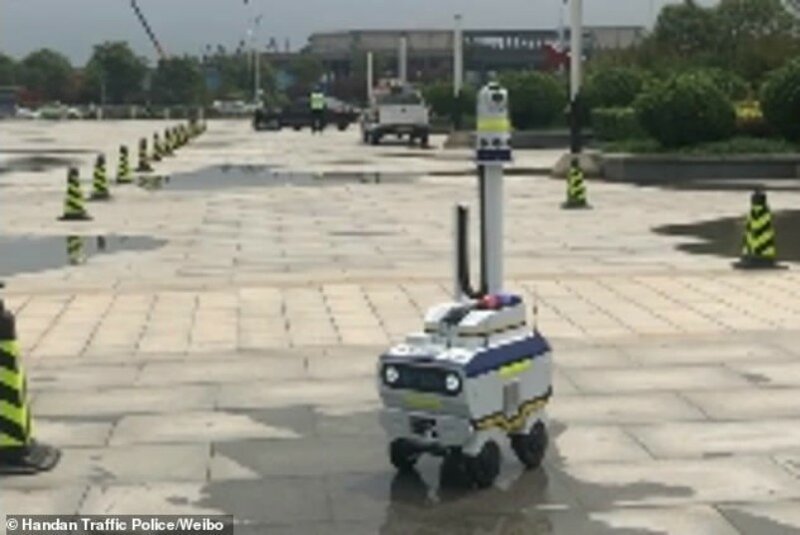 Китайские дороги начали патрулировать роботы-полицейские