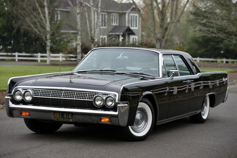 …поэтому за образец правительственной машины был взят LINCOLN CONTINENTAL