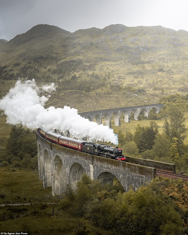 7. "Хогвартский экспресс". Туристический поезд "Якобит", пересекающий виадук Гленфиннан, Шотландия