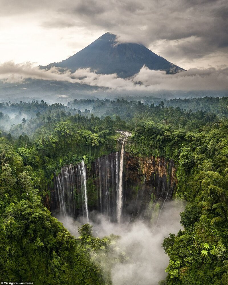 1. Водопад Тумпак Севу ("тысяча водопадов"), Восточная Ява, Индонезия. На заднем плане - активный вулкан Семеру