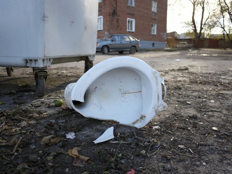 Житель Владимирской области решил стащить из кафе унитаз, да разбил его по дороге