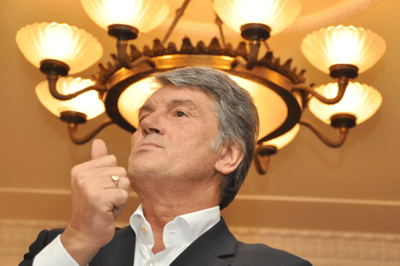 Также Саакашвили врал, что «президент Украины Ющенко попытался своим указом остановить Черноморский флот, но Россия его проигнорировала». В реальности указ Ющенко появился лишь 13 августа, то есть спустя 5 дней после начала войны, и уже после того,