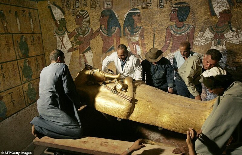 Снятие крышки саркофага Тутанхамона в его подземной гробнице в Долине Царей, 2007 год