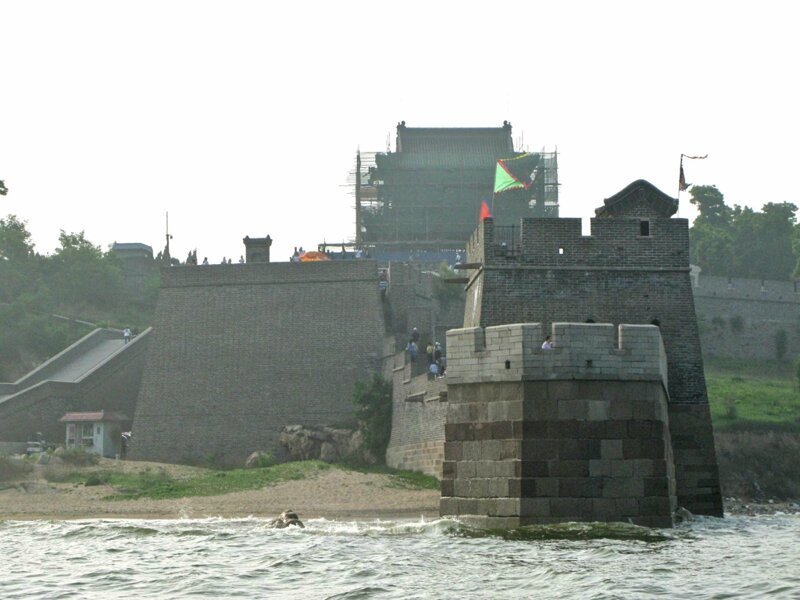 Там где Китайская стена выходит в море