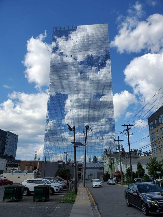 17. Отражение облаков на поверхности здания делает его почти невидимым
