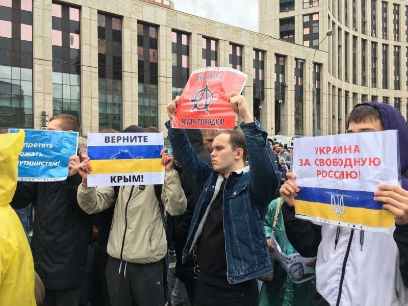 Митинг оппозиции в Москве оккупировали фрики и маргиналы