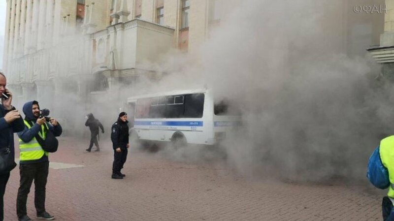 Бьют стекла в машинах, кидают дымовые шашки в людей: в сеть слили видео «мирной» прогулки по Москве